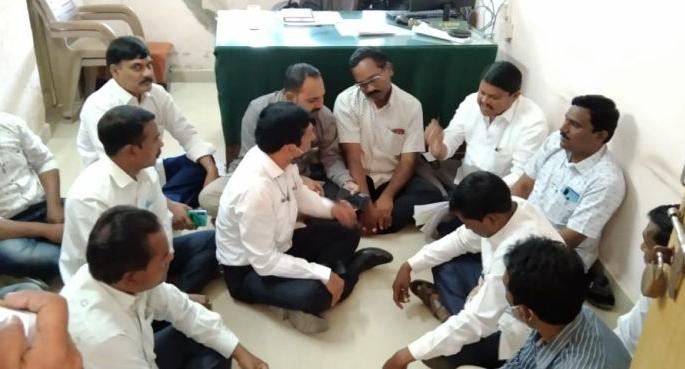 Shiv Sena members sit in the room of Agriculture Development Officer! | शिवसेना सदस्यांचा कृषी विकास अधिकाऱ्यांच्या कक्षात ठिय्या! Shiv Sena members sit in the room of Agriculture Development Officer! | शिवसेना सदस्यांचा कृषी विकास अधिकाऱ्यांच्या कक्षात ठिय्या!