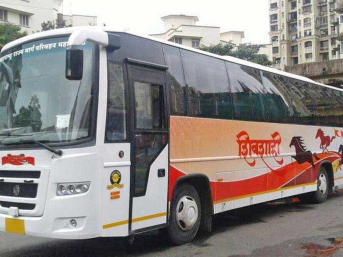 Hey wonder ... 'Shivshahi' runs without the driver | अहो आश्चर्य... चालकाविनाच धावली ‘शिवशाही’ Hey wonder ... 'Shivshahi' runs without the driver | अहो आश्चर्य... चालकाविनाच धावली ‘शिवशाही’