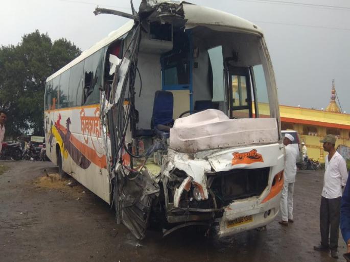 Shivshahi bus accident in the Shivari on Jejuri- saswad highway | सासवड - जेजुरी महामार्गावर शिवरी येथे शिवशाही बस धडकली Shivshahi bus accident in the Shivari on Jejuri- saswad highway | सासवड - जेजुरी महामार्गावर शिवरी येथे शिवशाही बस धडकली