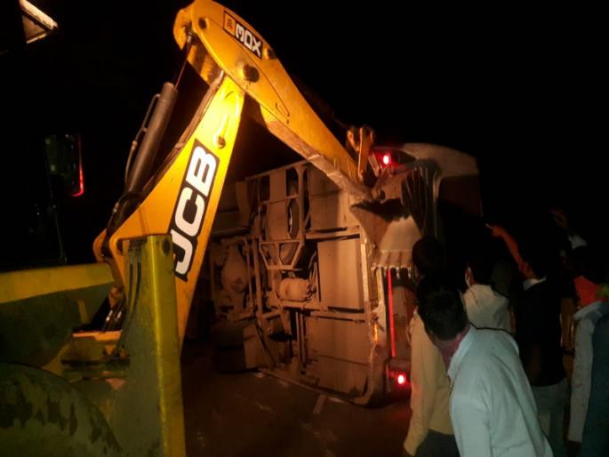 The toll of the Shivshahi bus accident is over; Twelve passengers were safe due to good luck | शिवशाही बसच्या पाठीमागचे अपघाताचे शुक्लकाष्ट संपेना; दैव बलवत्तर म्हणून १२ प्रवासी बचावले  The toll of the Shivshahi bus accident is over; Twelve passengers were safe due to good luck | शिवशाही बसच्या पाठीमागचे अपघाताचे शुक्लकाष्ट संपेना; दैव बलवत्तर म्हणून १२ प्रवासी बचावले