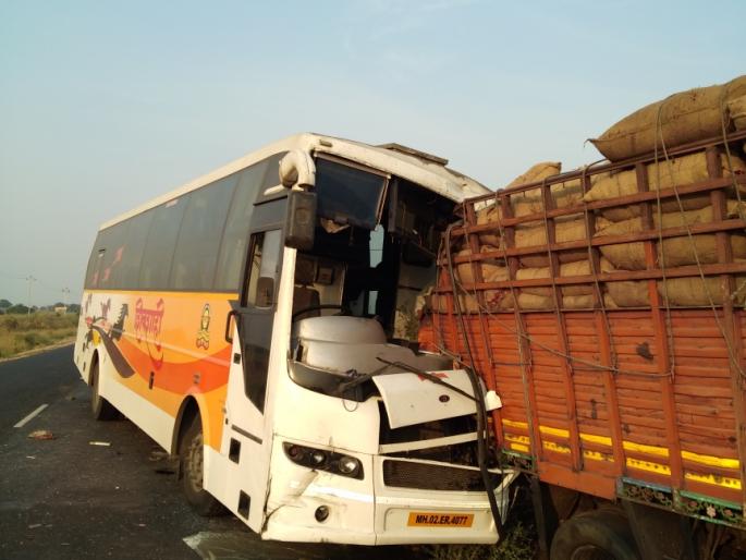 Shivaishi and truck accident; Nobody is injured | शिवशाहीची ट्रकला मागून धडक; कुणीही जखमी नाही Shivaishi and truck accident; Nobody is injured | शिवशाहीची ट्रकला मागून धडक; कुणीही जखमी नाही