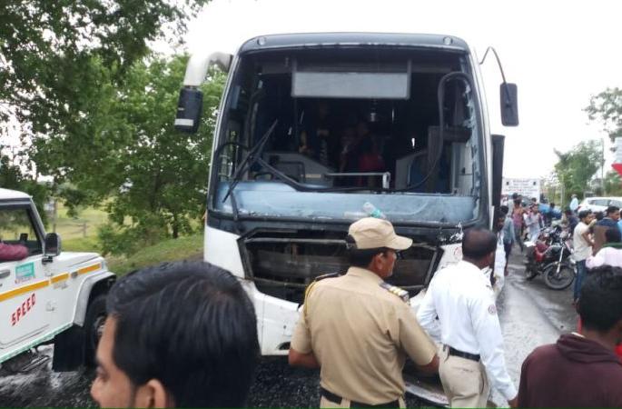 Shivshahi bus hit private vehicle , eight injured | शिवशाही बसची प्रवाशी वाहनास धडक : आठ जखमी