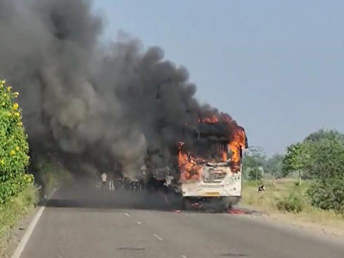 Shivshahi bus caught fire on Nashik-Pune highway, no casualties | नाशिक-पुणे महामार्गावर पेटली शिवशाही बस, सुदैवाने जीवितहानी नाही Shivshahi bus caught fire on Nashik-Pune highway, no casualties | नाशिक-पुणे महामार्गावर पेटली शिवशाही बस, सुदैवाने जीवितहानी नाही