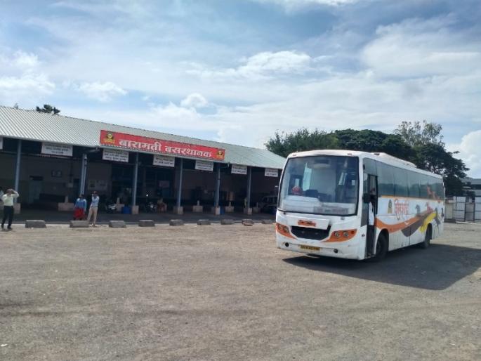 Finally Shivshahi bus start in Baramati The first bus left the police force | ...अखेर बारामतीत शिवशाही धावली; पोलीस बंदोबस्तात पहिली बस सोडली Finally Shivshahi bus start in Baramati The first bus left the police force | ...अखेर बारामतीत शिवशाही धावली; पोलीस बंदोबस्तात पहिली बस सोडली