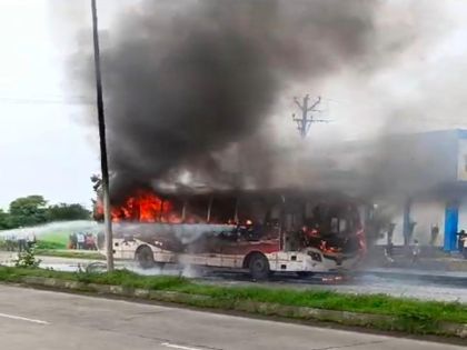 Shivshahi caught fire, 44 passengers narrowly escaped | भरधाव शिवशाहीला आग, ४४ प्रवासी थोडक्यात बचावले Shivshahi caught fire, 44 passengers narrowly escaped | भरधाव शिवशाहीला आग, ४४ प्रवासी थोडक्यात बचावले