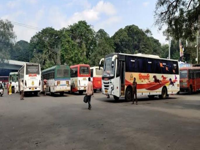Rickshaw stand removed dispute between rickshaw driver and 'ST' corporation demand for permission at Swargate bus stand | रिक्षा स्टॅंडला बाहेर काढले; रिक्षाचालक आणि ‘एसटी’ महामंडळात वाद; स्वारगेट बसस्थानकात परवानगीची मागणी Rickshaw stand removed dispute between rickshaw driver and 'ST' corporation demand for permission at Swargate bus stand | रिक्षा स्टॅंडला बाहेर काढले; रिक्षाचालक आणि ‘एसटी’ महामंडळात वाद; स्वारगेट बसस्थानकात परवानगीची मागणी