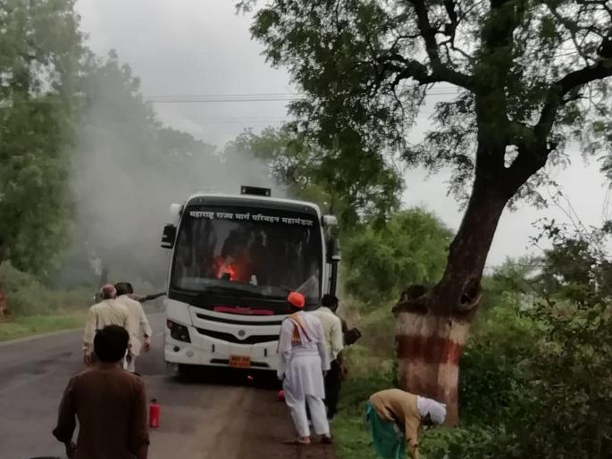 shivshahi bus catches fire in amravati 35 passengers escapes unhurt | धक्कादायक! शिवशाहीतील आग विझवण्याचे सिलिंडर निरुपयोगी; ३५ प्रवासी थोडक्यात बचावले shivshahi bus catches fire in amravati 35 passengers escapes unhurt | धक्कादायक! शिवशाहीतील आग विझवण्याचे सिलिंडर निरुपयोगी; ३५ प्रवासी थोडक्यात बचावले