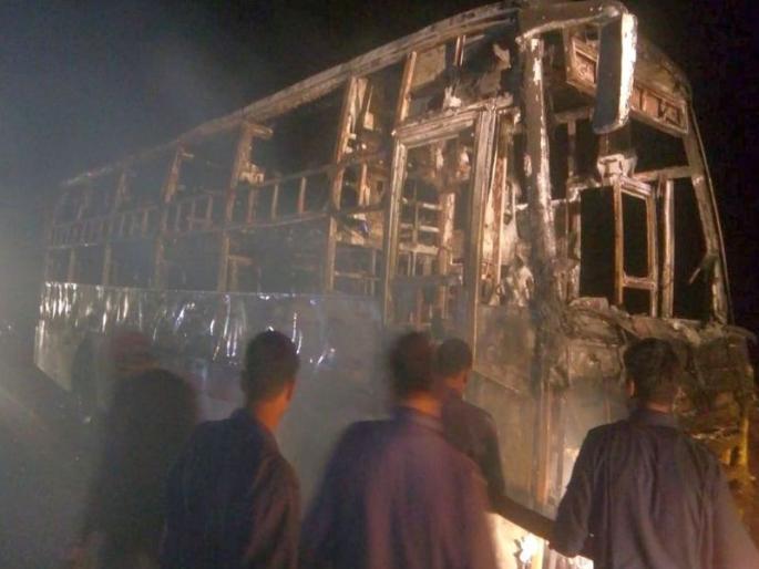 The moving 'Shivshahi' settled down; Luckily the passenger escaped | चालत्या ‘शिवशाही’ बसने घेतला पेट; सुदैवाने प्रवाशी बचावले The moving 'Shivshahi' settled down; Luckily the passenger escaped | चालत्या ‘शिवशाही’ बसने घेतला पेट; सुदैवाने प्रवाशी बचावले