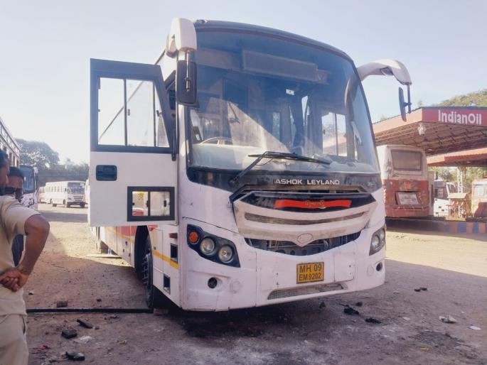 Driver left with faulty Shivshahi; sparks ignite as soon as he reaches gate | नादुरुस्त शिवशाही घेऊन निघाला चालक; गेटवर जाताच स्पार्किंगमुळे धुरच धूर Driver left with faulty Shivshahi; sparks ignite as soon as he reaches gate | नादुरुस्त शिवशाही घेऊन निघाला चालक; गेटवर जाताच स्पार्किंगमुळे धुरच धूर