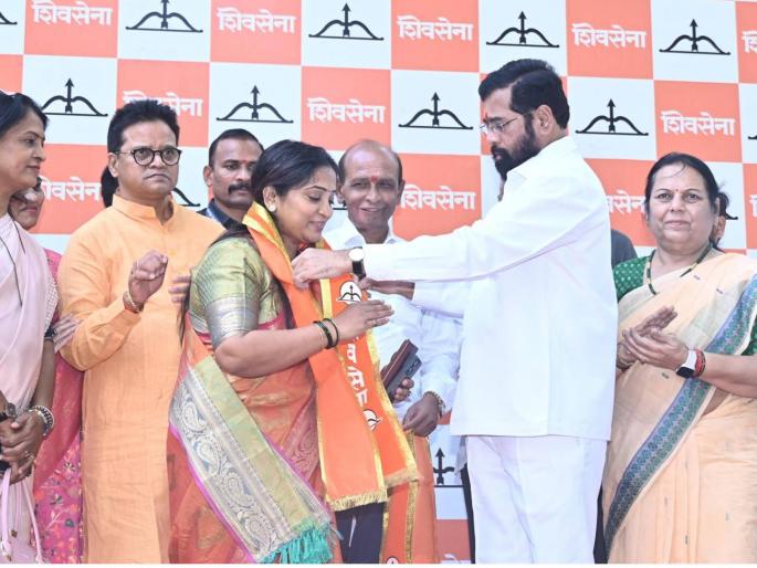 Uddhav Sena deputy leader Sanjana Ghadi joined Shinde Sena along with hundreds of workers | उद्धव सेनेच्या उपनेत्या संजना घाडी यांचा शेकडो कार्यकर्त्यांसह शिंदे सेनेत केला प्रवेश Uddhav Sena deputy leader Sanjana Ghadi joined Shinde Sena along with hundreds of workers | उद्धव सेनेच्या उपनेत्या संजना घाडी यांचा शेकडो कार्यकर्त्यांसह शिंदे सेनेत केला प्रवेश