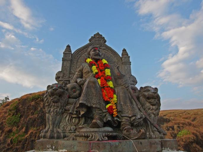 Rahul Gandhi tribute to Shivaji Maharaj | राहुल गांधी यांनी मराठीतून ट्विट करत शिवाजी महाराजांना केले अभिवादन Rahul Gandhi tribute to Shivaji Maharaj | राहुल गांधी यांनी मराठीतून ट्विट करत शिवाजी महाराजांना केले अभिवादन