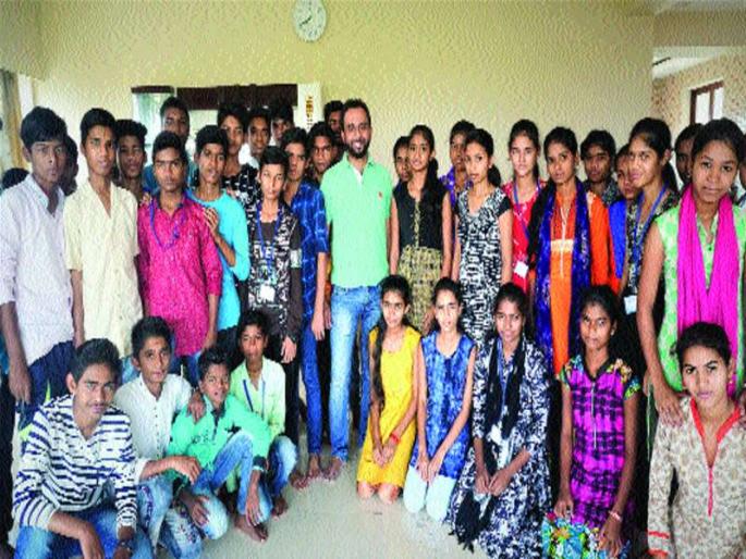 Help hand in tribal students | आदिवासी विद्यार्थ्यांसाठी मदतीचा हात Help hand in tribal students | आदिवासी विद्यार्थ्यांसाठी मदतीचा हात