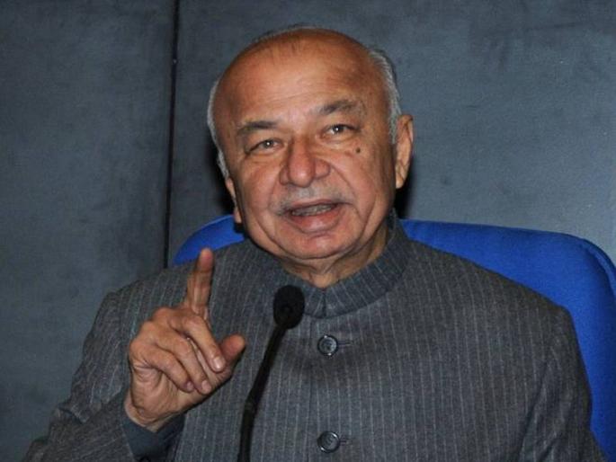 Modi is afraid of me so continuously in Solapur, Sushilkumar Shinde's criticism | मोदी मला घाबरतात म्हणूनच सातत्यानं सोलापुरात, सुशीलकुमार शिंदेंची टीका