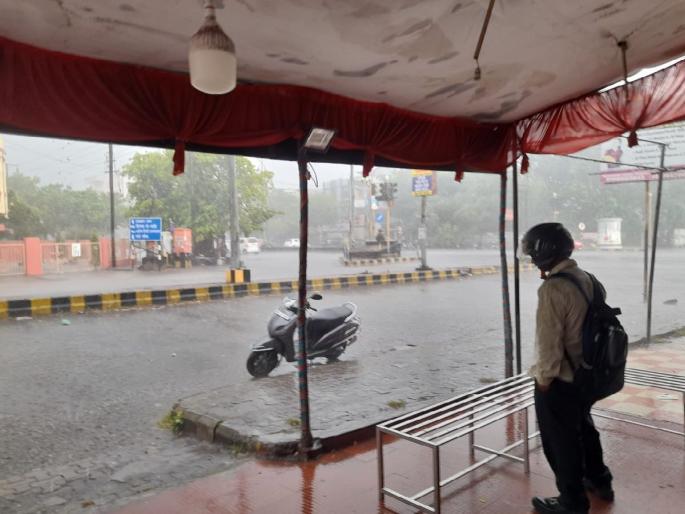 gusty wind and rain showers in nagpur | भरदुपारी मेघांनी दाटले नभ, सोसाट्याचा वारा अन् पावसाच्या सरी gusty wind and rain showers in nagpur | भरदुपारी मेघांनी दाटले नभ, सोसाट्याचा वारा अन् पावसाच्या सरी