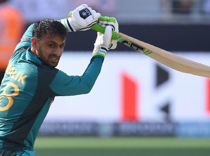 Sania Mirza is active on Twitter; share funny pic with Izhaan | सानिया मिर्झा ट्विटरवर पुन्हा अॅक्टिव्ह; बघतोस ना बाळा, बाबा बॅटिंग करतोय...