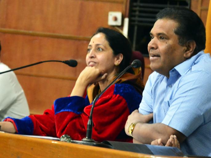 Politics in the municipal meeting; Solapur Mayor Santapale on our behalf, our people provide logistics to the opponents! | महापालिका सभेत राजकारण ; स्वपक्षातील मंडळींवर सोलापुरच्या महापौर संतापल्या, आमचेच लोक विरोधकांना पुरवतात रसद ! Politics in the municipal meeting; Solapur Mayor Santapale on our behalf, our people provide logistics to the opponents! | महापालिका सभेत राजकारण ; स्वपक्षातील मंडळींवर सोलापुरच्या महापौर संतापल्या, आमचेच लोक विरोधकांना पुरवतात रसद !