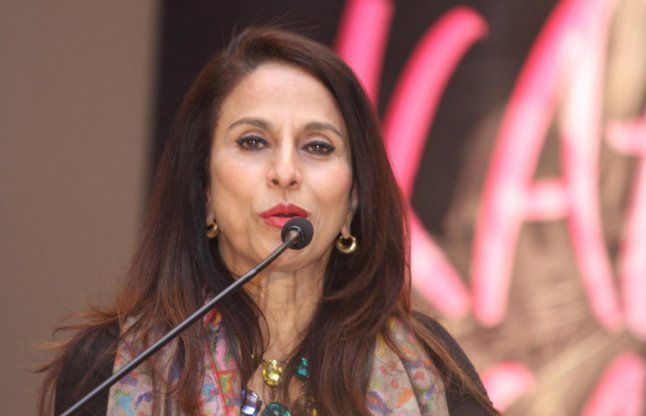 Bhag Sena Bhag .... Writer Shobha Dey took aim at Shiv Sena from Twitter | भाग सेना भाग.... लेखिका शोभा डे यांनी ट्विटरहून साधला शिवसेनेवर निशाणा  Bhag Sena Bhag .... Writer Shobha Dey took aim at Shiv Sena from Twitter | भाग सेना भाग.... लेखिका शोभा डे यांनी ट्विटरहून साधला शिवसेनेवर निशाणा