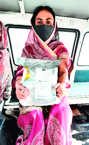 Forty-five kilometers of pipe made by mother in the hot sun to get blood! | धक्कादायक; रक्त मिळवण्यासाठी भर उन्हात मातेनं केली पंचेचाळीस किलोमीटरची पायपीट ! Forty-five kilometers of pipe made by mother in the hot sun to get blood! | धक्कादायक; रक्त मिळवण्यासाठी भर उन्हात मातेनं केली पंचेचाळीस किलोमीटरची पायपीट !