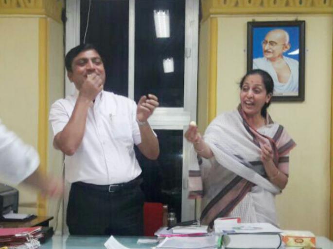 Solapur Mayor Shobha Banshetty gave the order to the Commissioner Avinash Dhakane | सोलापूरच्या महापौर शोभा बनशेट्टी यांनी दिले आयुक्त अविनाश ढाकणे यांना पेढे Solapur Mayor Shobha Banshetty gave the order to the Commissioner Avinash Dhakane | सोलापूरच्या महापौर शोभा बनशेट्टी यांनी दिले आयुक्त अविनाश ढाकणे यांना पेढे