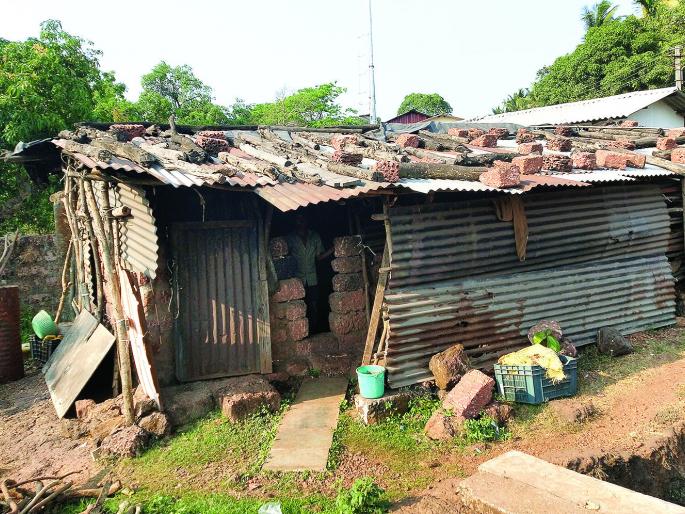 Away from the living human corona cremating the corona victims | कोरोनाग्रस्तांवर अंत्यसंस्कार करणारी जिवंत माणुसकी कोरोनापासून दूर Away from the living human corona cremating the corona victims | कोरोनाग्रस्तांवर अंत्यसंस्कार करणारी जिवंत माणुसकी कोरोनापासून दूर