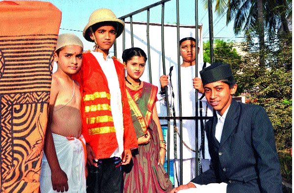 Savarkar committees start with the Glandadindi: Shobhayatra in Sangli, Miraj city | सावरकर संमेलनास ग्रंथदिंडीने प्रारंभ: सांगली, मिरज शहरात शोभायात्रा Savarkar committees start with the Glandadindi: Shobhayatra in Sangli, Miraj city | सावरकर संमेलनास ग्रंथदिंडीने प्रारंभ: सांगली, मिरज शहरात शोभायात्रा