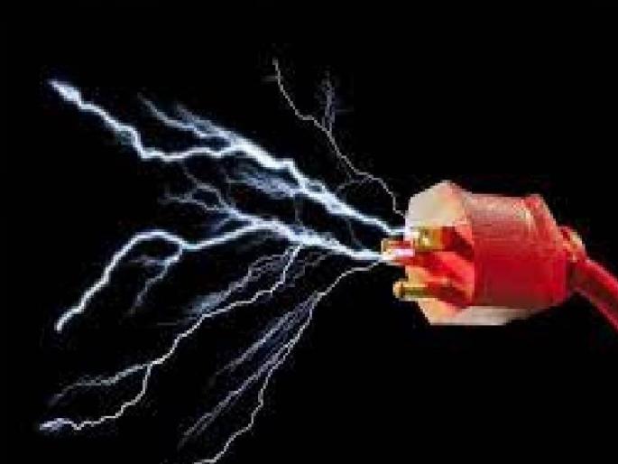 A farmer was burnt when a shack fell while connecting the electricity connection to the lake | तलावावर वीज कनेक्शन जोडताना शाॅक बसल्याने शेतकरी भाजला