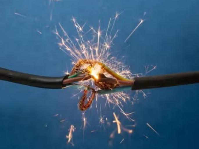 Part of the scene during the procession of the goddess touched an electric wire; worker died; crime against the office bearers of the Wagholi Mandal | Pune Accident: देवीच्या मिरवणुकीत देखाव्याचा काही भागाचा विद्युत तारेला स्पर्श; कार्यकर्त्याचा मृत्यू, वाघोलीतील मंडळाच्या पदाधिकाऱ्यांविरोधात गुन्हा Part of the scene during the procession of the goddess touched an electric wire; worker died; crime against the office bearers of the Wagholi Mandal | Pune Accident: देवीच्या मिरवणुकीत देखाव्याचा काही भागाचा विद्युत तारेला स्पर्श; कार्यकर्त्याचा मृत्यू, वाघोलीतील मंडळाच्या पदाधिकाऱ्यांविरोधात गुन्हा