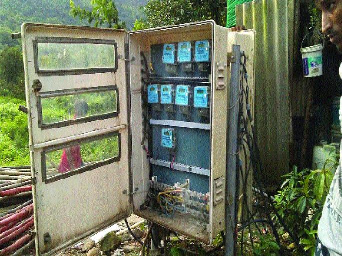 two wiremen died by electric shock incident took place on the day of diwali in fatehpur | वीजेचा शॉक लागून दोन वायरमनचा मृत्यू; फत्तेपूरात दिवाळीच्या दिवशी घडली घटना  two wiremen died by electric shock incident took place on the day of diwali in fatehpur | वीजेचा शॉक लागून दोन वायरमनचा मृत्यू; फत्तेपूरात दिवाळीच्या दिवशी घडली घटना
