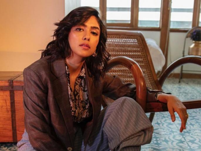Shocking Mrunal Thakur and adivi sesh injured while shooting dacait movie | धक्कादायक! मृणाल ठाकूरला दुखापत, शूटिंग करताना कपाळावर जखम झाली अन्... Shocking Mrunal Thakur and adivi sesh injured while shooting dacait movie | धक्कादायक! मृणाल ठाकूरला दुखापत, शूटिंग करताना कपाळावर जखम झाली अन्...