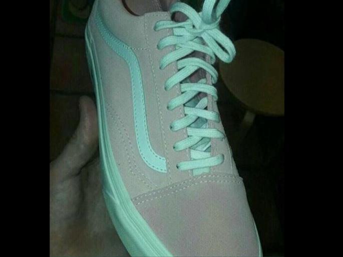 Is this shoe pink or Grey colour? The shoe will tell interesting thing about you | हे शूज पिंक आहेत की ग्रे? शूजच्या रंगावरून जाणून घ्या तुमच्याविषयीची रोमांचक बाब! Is this shoe pink or Grey colour? The shoe will tell interesting thing about you | हे शूज पिंक आहेत की ग्रे? शूजच्या रंगावरून जाणून घ्या तुमच्याविषयीची रोमांचक बाब!