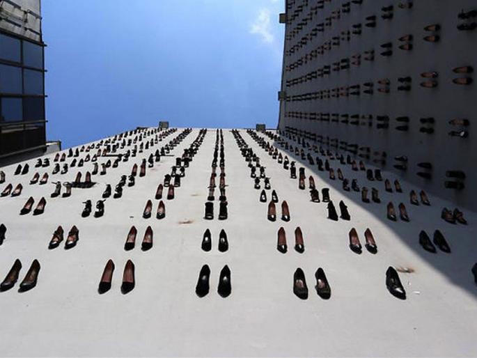 Domestic violence 440 woman shoes in turkey memorial for women who killed by men | पतींच्या हातून मारल्या गेल्या होत्या ४४० महिला, कलाकाराने त्यांच्या आठवणीत साकारली अनोखी कलाकृती! Domestic violence 440 woman shoes in turkey memorial for women who killed by men | पतींच्या हातून मारल्या गेल्या होत्या ४४० महिला, कलाकाराने त्यांच्या आठवणीत साकारली अनोखी कलाकृती!