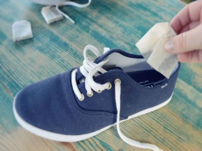 shoes stolen in pakistan shoes of journalists and mp stolen from pakistani parliament police engaged in investigation | पाकिस्तान संसद परिसरातून खासदारांच्या बुटांची चोरी, घरी जावं लागलं अनवाणी  shoes stolen in pakistan shoes of journalists and mp stolen from pakistani parliament police engaged in investigation | पाकिस्तान संसद परिसरातून खासदारांच्या बुटांची चोरी, घरी जावं लागलं अनवाणी