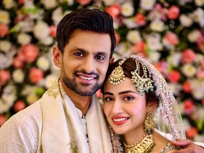 Shoaib Malik's third marriage on the verge of breaking up? Distance in relationship with Sana Javed | शोएब मलिकचं तिसरं लग्नही मोडण्याच्या मार्गावर? सना जावेदसोबतच्या नात्यात दुरावा 