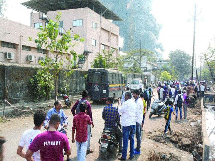 The alarm sounded and the workers fled early | अलार्म वाजला अन् कामगार सैरावैरा पळाले The alarm sounded and the workers fled early | अलार्म वाजला अन् कामगार सैरावैरा पळाले