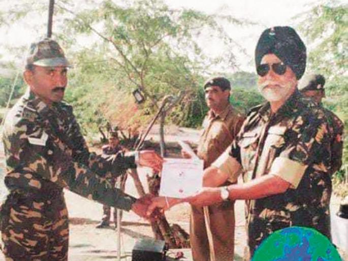 Kargil Victory Day: Rifle in one hand, 'doctor bag' in the other and firing from above | Kargil Victory Day: एका हातात रायफल, दुसऱ्या हातात ‘डाॅक्टर बॅग’ अन् वरून गोळीबार Kargil Victory Day: Rifle in one hand, 'doctor bag' in the other and firing from above | Kargil Victory Day: एका हातात रायफल, दुसऱ्या हातात ‘डाॅक्टर बॅग’ अन् वरून गोळीबार
