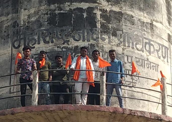 'Shole style' Agitation for debt waiver! | कर्जमाफीसाठी ‘शोले स्टाईल’ आंदोलन! 'Shole style' Agitation for debt waiver! | कर्जमाफीसाठी ‘शोले स्टाईल’ आंदोलन!