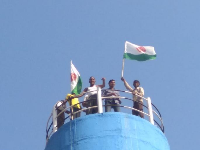 The 'Sholay Style' movement made by Swabhimani activists | 'स्वाभीमानी'च्या कार्यकर्त्यांनी केले ‘शोले स्टाईल’ आंदोलन The 'Sholay Style' movement made by Swabhimani activists | 'स्वाभीमानी'च्या कार्यकर्त्यांनी केले ‘शोले स्टाईल’ आंदोलन