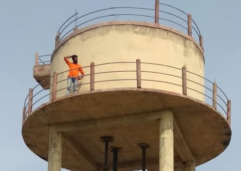 Youth's 'Sholay' movement for probe of 'Narega' Scam | ‘रोहयो’तील गैरव्यवहारांच्या चौकशीसाठी युवकाचे ‘शोले’ आंदोलन! Youth's 'Sholay' movement for probe of 'Narega' Scam | ‘रोहयो’तील गैरव्यवहारांच्या चौकशीसाठी युवकाचे ‘शोले’ आंदोलन!