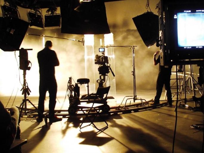 Outsider - faceless in the bollywood. | आउटसाइडर- फिल्म इंडस्ट्रीत बिनचेहऱ्याने राबणारे ते नक्की कोण असतात ? Outsider - faceless in the bollywood. | आउटसाइडर- फिल्म इंडस्ट्रीत बिनचेहऱ्याने राबणारे ते नक्की कोण असतात ?