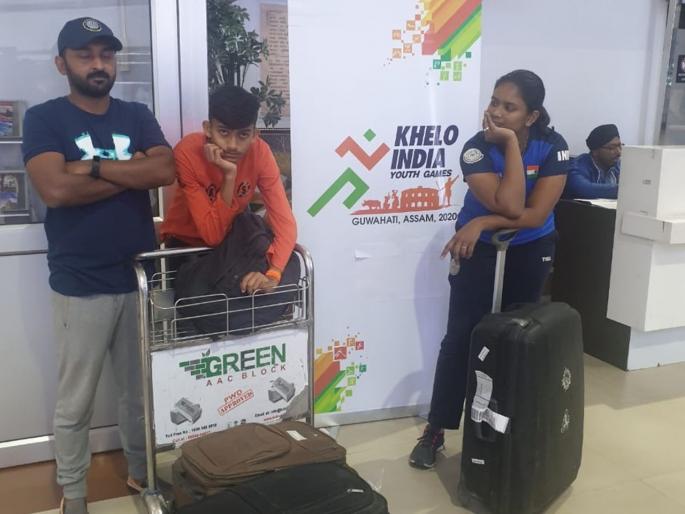 Spice jet not allowing Weapon of two Shooters who are representing Maharashtra for Khelo India 2020 in Shooting | महाराष्ट्राच्या नेमबाजांवर शस्त्र उसनं घेण्याची वेळ; मुंबईतील विमानतळावर संतापजनक प्रकार Spice jet not allowing Weapon of two Shooters who are representing Maharashtra for Khelo India 2020 in Shooting | महाराष्ट्राच्या नेमबाजांवर शस्त्र उसनं घेण्याची वेळ; मुंबईतील विमानतळावर संतापजनक प्रकार