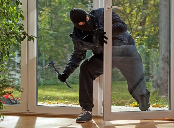 The thief found a way out of the tree to break into the sarafa shop | सराफा दुकान फोडण्यासाठी चोरट्याने शोधला झाडावरून मार्ग The thief found a way out of the tree to break into the sarafa shop | सराफा दुकान फोडण्यासाठी चोरट्याने शोधला झाडावरून मार्ग