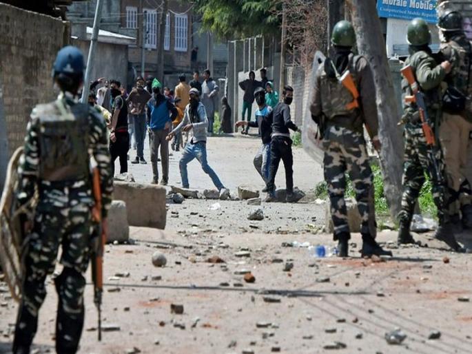 supreme court orders that no probe will be initiated against major aditya till next hearing | 'तो लष्कर जवान आहे, गुन्हेगार नाही', सर्वोच्च न्यायालयाची शोपियन गोळीबार तपासावर स्थगिती supreme court orders that no probe will be initiated against major aditya till next hearing | 'तो लष्कर जवान आहे, गुन्हेगार नाही', सर्वोच्च न्यायालयाची शोपियन गोळीबार तपासावर स्थगिती