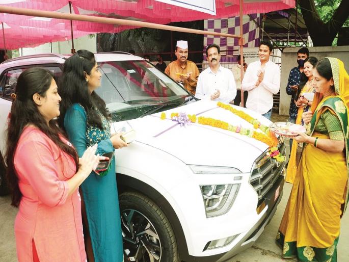 Vehicle market, home shopping in full swing; Dussehra has a turnover of Rs 500 crore in the city | वाहन बाजार, घर खरेदी जोमात; दसऱ्याला शहरात ५०० कोटींची उलाढाल Vehicle market, home shopping in full swing; Dussehra has a turnover of Rs 500 crore in the city | वाहन बाजार, घर खरेदी जोमात; दसऱ्याला शहरात ५०० कोटींची उलाढाल