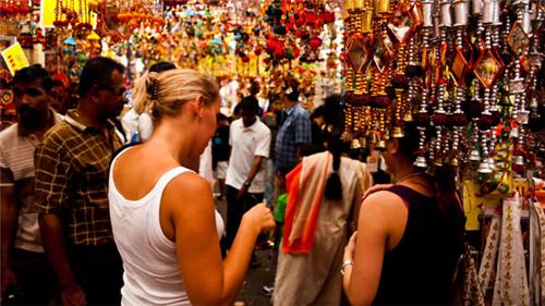 Solapur businessmen visit Mumbai, Surat, Hyderabad to learn about the latest trends in goods | वस्तूंचा नवा ट्रेंड जाणून घेण्यासाठी सोलापूरचे व्यावसायिक मुंबई, सूरत, हैदराबादच्या भेटीला Solapur businessmen visit Mumbai, Surat, Hyderabad to learn about the latest trends in goods | वस्तूंचा नवा ट्रेंड जाणून घेण्यासाठी सोलापूरचे व्यावसायिक मुंबई, सूरत, हैदराबादच्या भेटीला