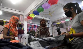 Shops opened in Nagpur, enthusiasm among customers | नागपुरात दुकाने उघडली, ग्राहकांमध्ये उत्साह