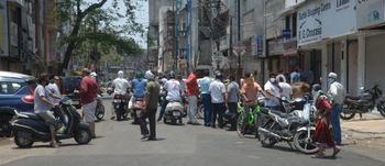 Shops open in Nagpur, but not crowded | नागपुरात दुकाने सुरू, पण गर्दीच नाही Shops open in Nagpur, but not crowded | नागपुरात दुकाने सुरू, पण गर्दीच नाही