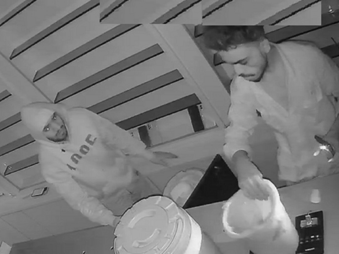 pharmacy, ITI students robbery mobile shop; The parents took him to the police | फार्मसी, आयटीआयच्या विद्यार्थ्यांच्या दारू ढोसून चोऱ्या; आई-वडिलांनीच नेले पोलिसांसमोर pharmacy, ITI students robbery mobile shop; The parents took him to the police | फार्मसी, आयटीआयच्या विद्यार्थ्यांच्या दारू ढोसून चोऱ्या; आई-वडिलांनीच नेले पोलिसांसमोर