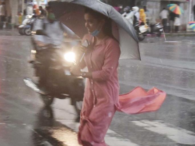 In Nagpur, it is sparse and sometimes very rainy | नागपुरात कुठे तुरळक तर कुठे बऱ्यापैकी पाऊस In Nagpur, it is sparse and sometimes very rainy | नागपुरात कुठे तुरळक तर कुठे बऱ्यापैकी पाऊस