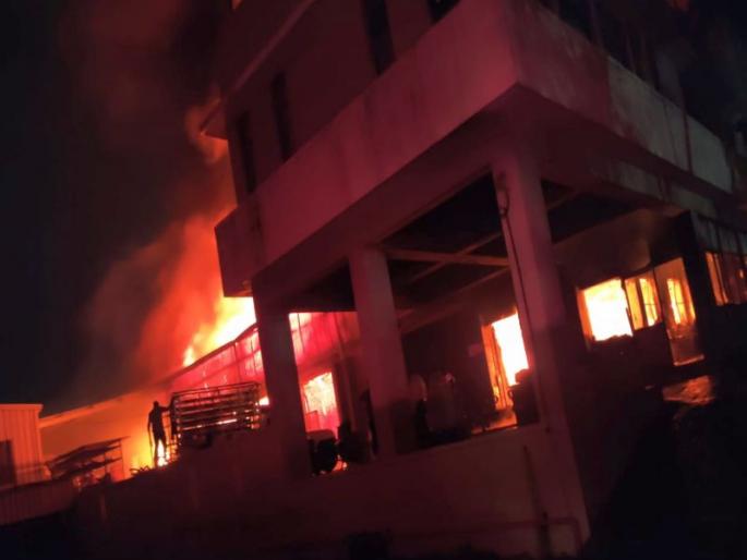 Fierce fire at vehicle showroom workshop; Troops took control with the help of seven bombs | वाहन शोरुमच्या वर्कशॉपला भीषण आग; सात बंबाच्या सहाय्याने जवानांनी मिळविले नियंत्रण