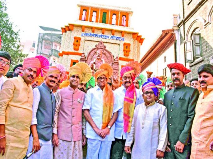 Sage Chhatrapati was honored by the descendants of Sardar | शिवछत्रपतींना सरदारांच्या वंशजांकडून मानवंदना Sage Chhatrapati was honored by the descendants of Sardar | शिवछत्रपतींना सरदारांच्या वंशजांकडून मानवंदना